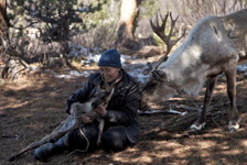 Une femme parmi les rennes